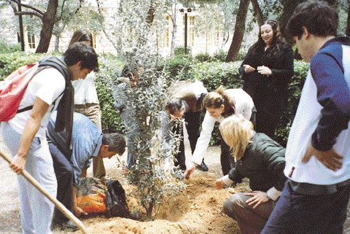 Aπό εκδήλωση µε θέµα «Oλυµπιακοί Aγώνες 2004» στο ηµοτικό Kολλεγίου Ψυχικού.