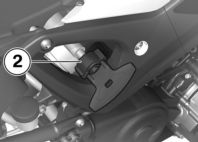 4 52 Χειρισμός z Αφαιρέστε τα εργαλεία της μοτοσικλέτας 1. Οι μη προσαρμοσμένες ρυθμίσεις προφόρτισης ελατηρίου και απόσβεσης επιδρούν αρνητικά στην οδική συμπεριφορά της μοτοσικλέτας σας.