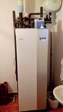 Správnym nastavením sekvencie prevádzky bežného kotla s 95 % účinnosťou, vykurovacieho rekuperačného chladiča/tepelného čerpadla s COP 3,55 kw/kw a vysokoúčinného chladiča na špičkové potreby chladu