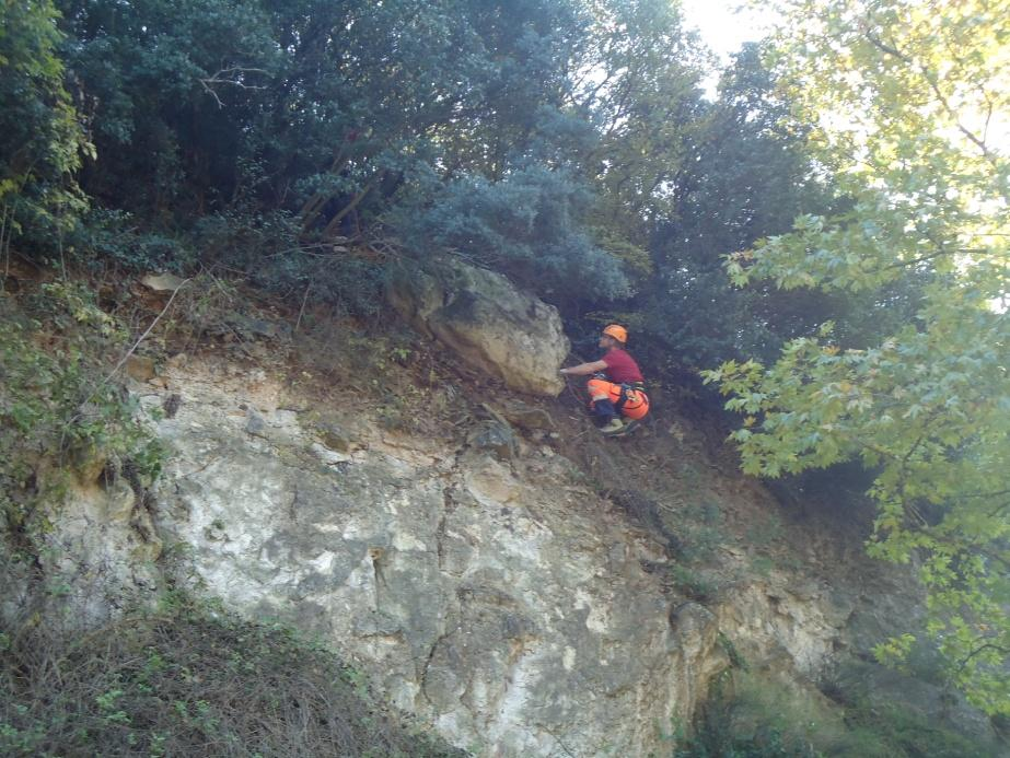 Α. Εγκατάσταση μικρού φράχτη για την προστασία από πτώσεις πετρών Η εγκατάσταση έλαβε χώρα στην Χ.Θ. 385+740 (Τμήμα 1) με μόνιμα αγκύρια πλήρης πάκτωσης τύπου Thread bar G20/S.