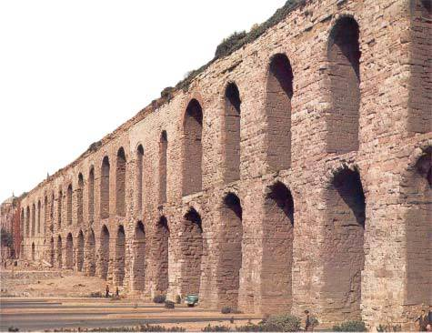 Μεταφέρθηκαν εδώ έργα τέχνης από τη Ρώμη και άλλα μέρη της αυτοκρατορίας, για να διακοσμήσουν τις πλατείες, την αγορά και τους άλλους δημόσιους χώρους.