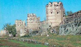 3. Τμήμα των τειχών της Κωνσταντινούπολης από το μέρος της στεριάς, όπως είναι σήμερα 4. Θρύλοι για το χτίσιμο της Πόλης α.