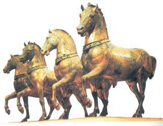 4. Μια παράξενη «ιπποδρομία» Στον ιππόδρομο της Κωνσταντινούπολης, πάνω από την αφετηρία των ιπποδρομιών, ήταν αφημένα τα τέσσερα χάλκινα άλογα του αρχαίου γλύπτη Λυσίππου. Εδώ τα έφερε (το 390 μ.χ.) ο αυτοκράτορας Θεοδόσιος Α' από τη Χίο, την πατρίδα του Ομήρου.