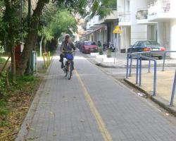 Ποδηλατόδρομοι Ο ποδηλατοδρόμος της Καλαμάτας διέρχεται από το κέντρο της πόλης, έχει μήκος 4χιλμ περίπου και λειτουργεί από το Μάϊο του 2010.