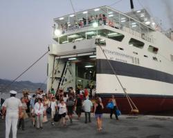 4.3.7 Πρόσβαση με πλοίο Το λιμάνι της Καλαμάτας συνδέεται ακτοπλοϊκά με τα λιμάνια των Κυθήρων και του Κισσάμου Χανίων, μία φορά την εβδομάδα, κατά τους καλοκαιρινούς μήνες.