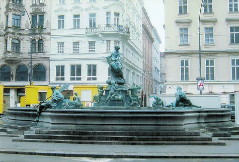 Slika 1. Donnerbrunnen - BeË (prikazuje Ëetiri glavne austrijske rijeke) (snimio R. Karleuπa) Slika 2. Barcelona (snimio Lj. Tropan) Slika 3. Barcelona (snimio Lj. Tropan) Slika 4. Graz (snimio R.