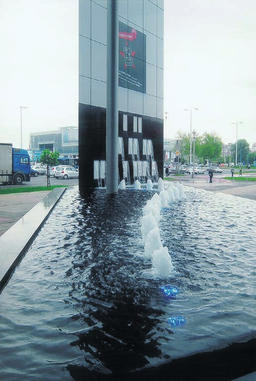 Slika 14. NovozagrebaËka pred centrom Avenue Mall (snimio R. Karleuπa) rade uloæeni stvaralaëko umijeêe graditelja i materijalna potpora gra ana ovoga grada.