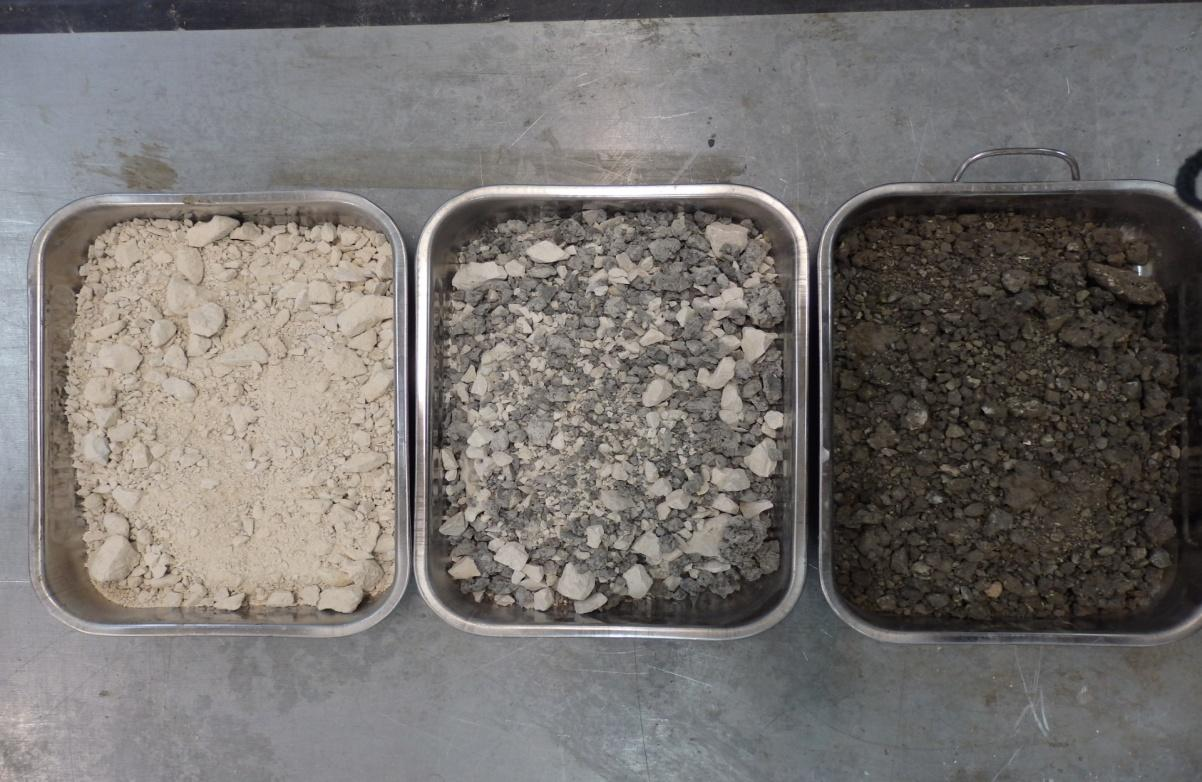ΦΩΤΟΓΡΑΦΙΑ 1: Τα τρία υλικά που χρησιμοποιήθηκαν στην εργαστηριακή έρευνα. Αμμοχάλικο 3Α (αριστερά), RAP (δεξιά), Μείγμα 50%3Α+50%RAP (στο κέντρο). 4.3 Κοκκομετρική ανάλυση για κάθε υλικό.