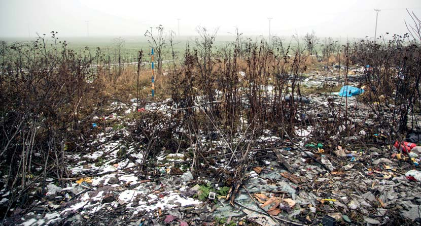 ENVIROSLOVENSKO Štátny tajomník Vojtech Ferencz so starostom obce Zlaté Klasy Ottom Csicsayom pred nelegálnou skládkou odpadu Skládka odpadu v obci Zlaté Klasy bola zlikvidovaná vďaka programu Veľké