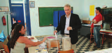 Τετάρτ η 10 Ιουνίου 2009 Έτος 64 ο Νέα Περίοδος Φύλ λο 64 w w w. f onitisparou.gr Έτος ίδρυσης 1945 Ευρωεκλογές 2009 Ποιός νικητής;... Αποχή 54%! Λιμάνι Παροικιάς Έπρεπε να κλείσει για να.