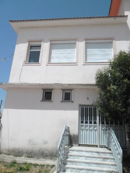 Εικόνα 2: Εικόνα του σχολείου κατά τη δεκαετία του 50 (μακρινή λήψη) Αρχείο Δημοτικού Σχολείου Πέρνης Εικόνα 3:
