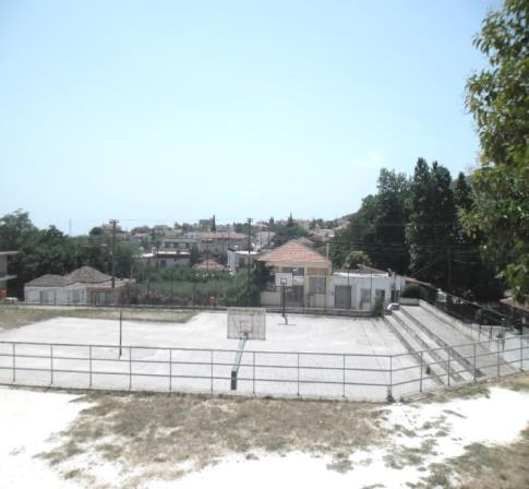 Εικόνα 5: Γήπεδα βόλεϊ, μπάσκετ Εικόνα 5α :σημερινή μορφή και κερκίδες, 1981 κτιρίου, 2013 Αρχείο Δημοτικού