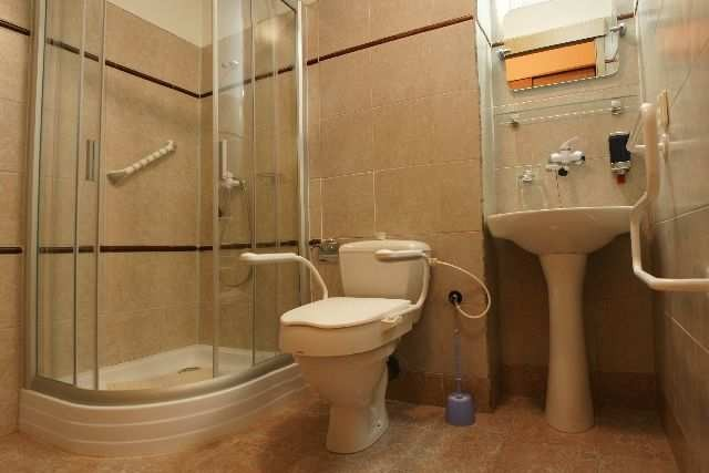 Obrázok č. 1 Minimálne a optimálne rozmery záchodovej kabíny http://domusbene.sk/? Samohodnotiace otázky 1. Viete rozdeliť domovy dôchodcov?. Viete vymenovať prevádzkové úseky domova dôchodcov? 3.