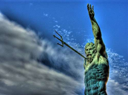 Θεός Ποσειδώνας Ο Ποσειδώνας ήταν στη μυθολογία ένας από τους δώδεκα θεούς του Ολύμπου, κυρίαρχος και παντοδύναμος θεός της θάλασσας και όλων των νερών. Ήταν θεός βίαιος και άγριος.