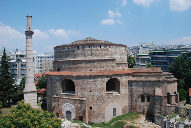 Η Ροτόντα (ναός Αγίου Γεωργίου) Η Ροτόντα οφείλει το όνομά της στο κυκλικό της σχήμα και βρίσκεται στο ανατολικό τμήμα του ιστορικού κέντρου της Θεσσαλονίκης, βόρεια και σε μικρή απόσταση από την οδό
