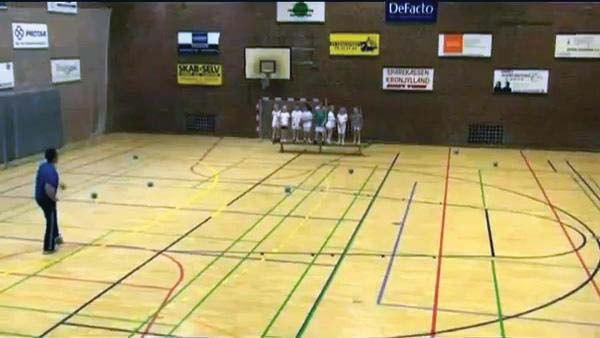 DANSK HANDBALL FEDERATION 10 Άσκηση 12: Καθάρισε το δωμάτιο σου Το παιχνίδι γίνεται σε ένα γήπεδο mini handball. Σε κάθε μισό γήπεδο βρίσκεται μια ομάδα.