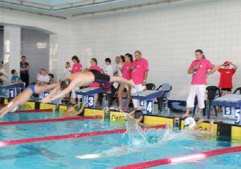 8 INFORMUJEME ŠPORT PLÁVANIE V dňoch 19.-20.10. 2013 sa plaveckých pretekov zúčastnilo 200 plavcov zo Slovenska a Maďarska. Pretekári PkNZ: M. Antalík, V. Bogdányová, M. Cséry, E. Felixová, A.
