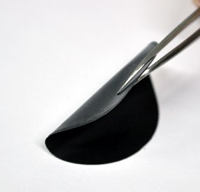 γραφένιο. Έστω ότι έχουμε μια αιώρα 1 m 2 (σχεδόν αόρατη) η οποία είναι δεμένη ανάμεσα σε δύο δέντρα και που όπως αναφέρθηκε πιο πάνω ζυγίζει λίγο παρακάτω από 1 mg.
