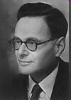 Krebs Hans Adolf (1900-1981) Nobelova cena (za fysiológiu alebo lékárstvo, 1953) za objav cyklu kyseliny citronové. Narodil sa v Hildesheimu (Německo) v rodine židovského lekára.