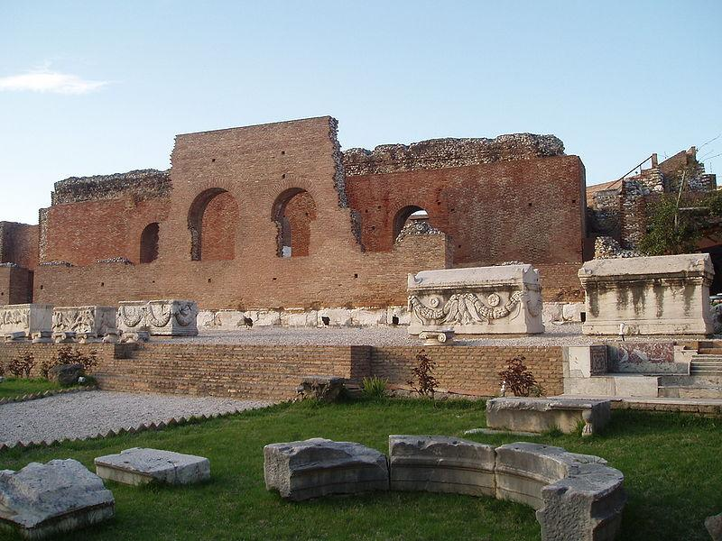 Αρχαίο Ωδείο Ιδιαίτερη κατηγορία θεάτρων 1 ο Ωδείο >> Χρονολογείται πριν την κτίση του Θεάτρου του Διονύσου (~5 ος αι. π.χ.) Ακολουθεί το πρότυπο του ελληνικού αμφιθέατρου με μικρές διαφοροποιήσεις