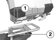 9 150 Αφαίρεση αλουμινένιας βαλίτσας Topcase Με αλουμινένια βαλίτσα topcase SZ πίσω και στη συνέχεια αφαιρέστε την προς τα επάνω.