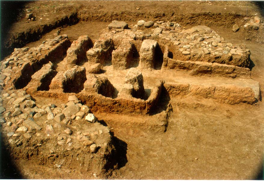 MAGNETIC GRADIENT FOOTHILS OF AKROPOLIS AREA OF WORKSHOPS G.N. Tsokas,, A. Giannopoulos, P.Tsourlos,, G. Vargemezis,, J.M. Tealby,, A. Sarris,, C.B.