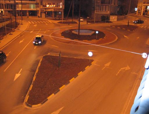 70 Σχήμα 8.8 Φωτογραφία της κεντρικής οδού Παύλου Μελά, της πόλης της Κοζάνης στο ύψος του Δημαρχείου. Ειδικά, τη δεκαετία 1999 2009 παρουσιάστηκε μεγάλη αύξηση των οχημάτων στο Ν.