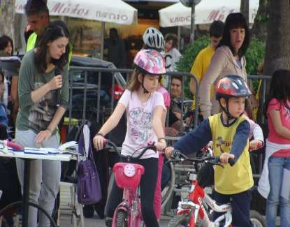 Βασικές αρχές ποδηλασίας Γνωρίζω και τηρώ τους βασικούς κανόνες κυκλοφορίας Φοράω προστατευτικά