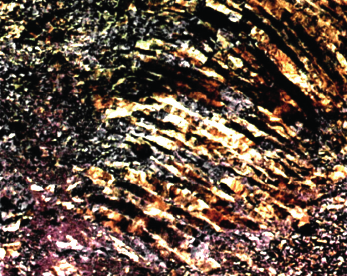 3 Φλεβικά πετρώματα Προέρχονται από την κρυστάλλωση του μάγματος μέσα σε ρωγμές των πετρωμάτων της λιθόσφαιρας. Το μήκος τους είναι μεγάλο σχετικά με το πάχος και το πλάτος τους.
