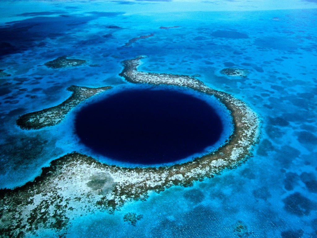 10.Η Μεγάλη Μπλε Τρύπα, Κεντρική Αμερική Η μεγάλη μπλε τρύπα στη Μπελίζ είναι παγκοσμίως γνωστή ως ένα ιδανικό μέρος για
