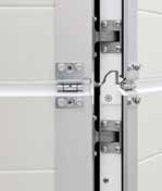 Αποκλειστικά στην Hörmann [ 1 ] Μηχανισμός κλεισίματος πόρτας στο επάνω μέρος Στο βασικό εξοπλισμό περιλαμβάνονται ανθρωποθυρίδες με μηχανισμούς κλεισίματος πόρτας με ράγες ολίσθησης (εικ. πάνω).