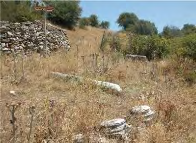 5. Ναόσ των Δϊδεκα Αποςτόλων Ακολουκϊντασ τθν πλευρά του λόφου, νότια από το ςφγχρονο οικιςμό, φτάνουμε ςτουσ Δϊδεκα Αποςτόλουσ. Θ εκκλθςία ςϊηεται ςχεδόν ςτο φψοσ τθσ κεμελίωςθσ.