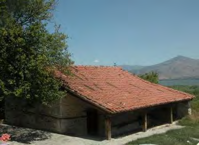 4. Ναόσ Αγίου Γεωργίου Παίρνοντασ το μονοπάτι για τθ βαςιλικι του Αγίου Αχίλλειου, ςυναντά κανείσ το χαμθλό και μικρό ναό του Αγίου Γεωργίου, που χρθςιμεφει ςιμερα ωσ κοιμθτθριακόσ ναόσ τθσ μικρισ