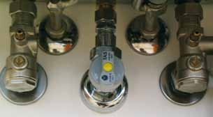 Skúška tlaku plynu Pozor Zemný plyn Ak je tlak plynu pri odbere mimo rozsahu 18 až 25 mbarov, kotol sa nesmie nastavovať ani uviesť do prevádzky, v opačnom prípade nastanú poruchy a zariadenie nebude