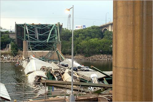 Εξέταση Περιπτώσεων Κατάρρευσης Γεφυρών Σχήµα 8: Μετά την κατάρρευση της I-35W bridge[11] Η ανωδοµή της γέφυρας αποτελούνταν από δύο κύρια συνεχόµενα διαµήκη δικτυώµατα µε τρία ανοίγµατα µήκους 81m,