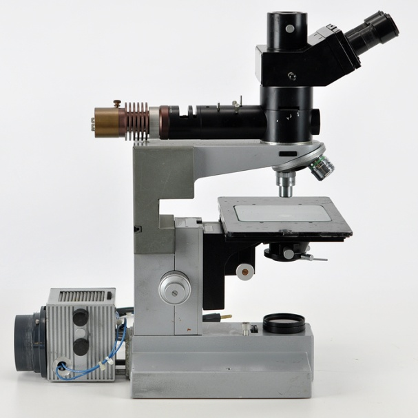 Σχήμα 3.7: Σύγχρονο τραχύμετρο με στυλίσκο DIAVITE DT-100 και μικροσκόπιο συγκρίσεως διπλού προσοφθαλμίου leitz-wetzlar 3.1.2. Η τραχύτητα της επιφάνειας εμφανιζόμενη κατά την κατεργασία.