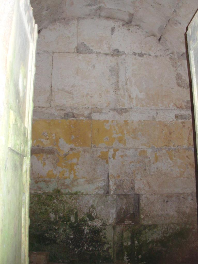 Ζωγραφική διακόσμηση Οι τοίχοι του θαλάμου αποτελούνταν από τέσσερις σειρές δόμων, καλύπτονταν με επίχρισμα και ήταν διακοσμημένοι.