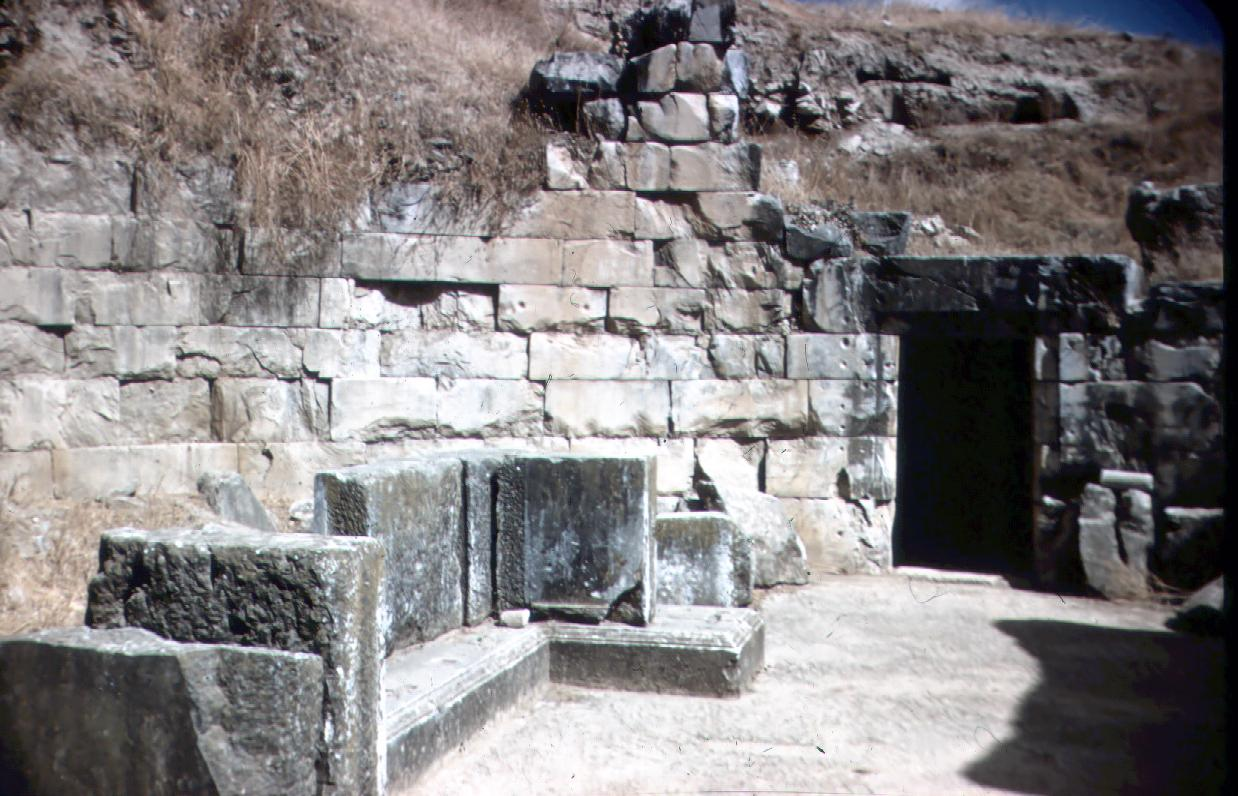 Το εσωτερικό του θαλάμου του Θολωτού τάφου στον Ορχομενό, με κατάλοιπα των