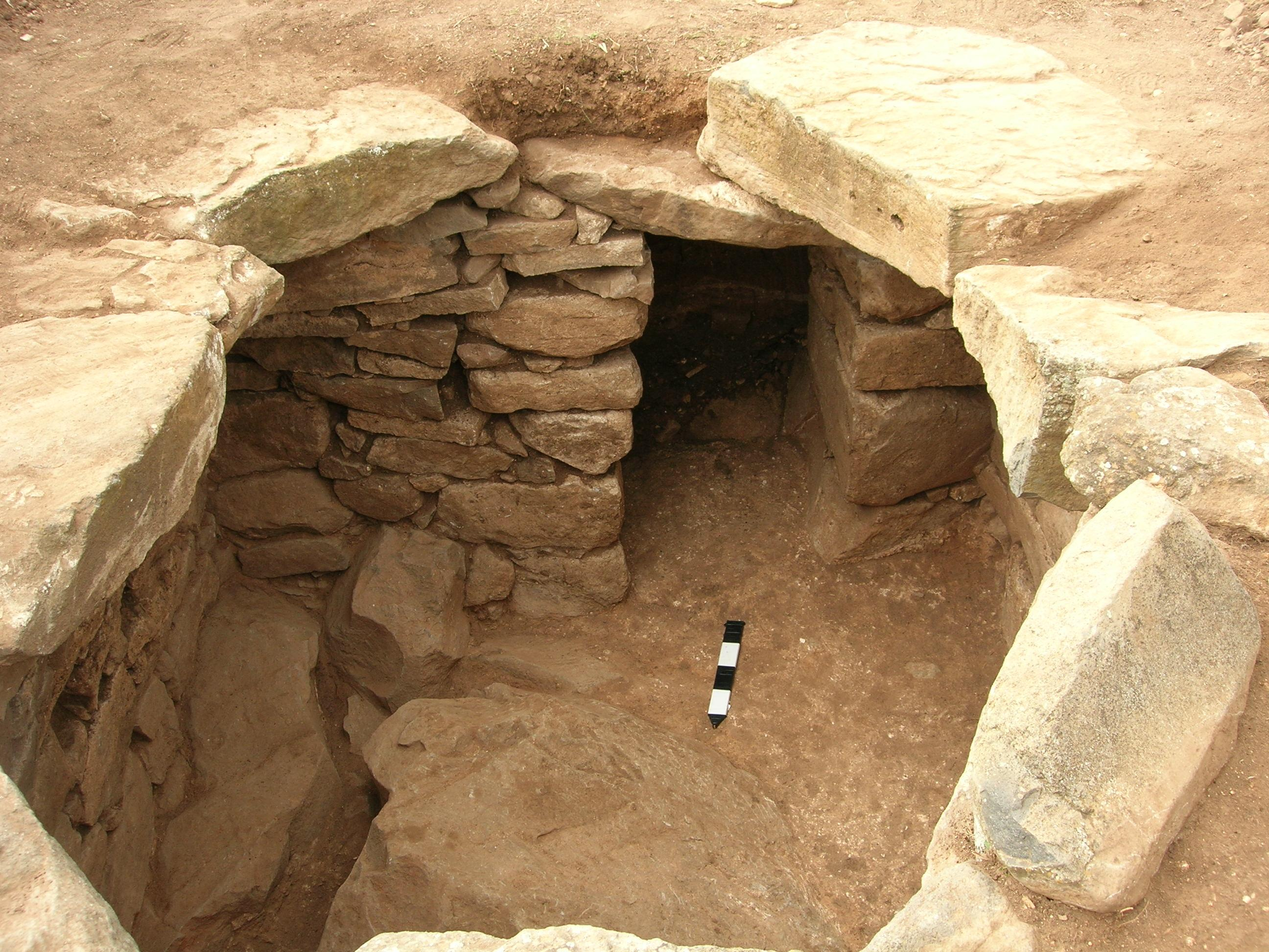 Το εσωτερικό του θαλάμου Μυκηναϊκού κτιστού θαλαμοειδούς τάφου