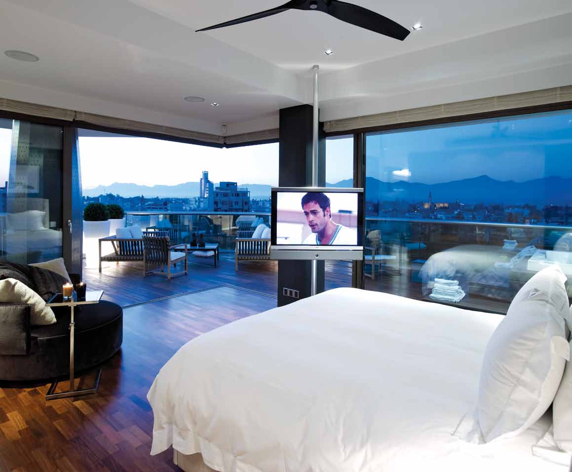 guiding element: the breathtaking view The apartment is located on the top two floors of a building block, situated along a medieval wall, the borderline between the old (Venetian) and the new city