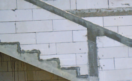 pripravo lepila, vedro Za izvedbo vezi armaturne palice fi 10 mm in cementno malto Materiale za zaključno obdelavo Morda se še niste odločili, kako dokončati notranje ali zunanje stopnišče?
