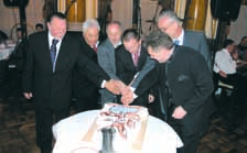 Partnerstva Vaillantova tradicionalna uskršnja proslava 2005.g. u hotelu Regent Esplanade U ugodnom društvu sa Slavoncima Neslužbeni dio KIV skupštine 2004.g. ukljuëivao je posjetu vinskom podrumu Devedesete su tako oznaëile procvat Vaillanta u Hrvatskoj, a sve pod vizijom g.