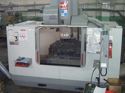 CNC triosni vertikalni orodjarski obdelovalni center Haas VM3, delovno