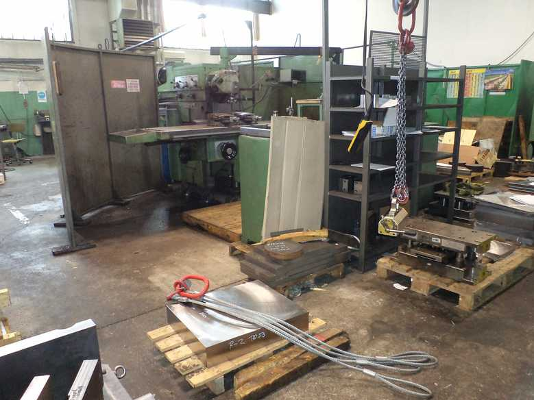 /min, maksimalna obremenitev 2500 kg, vpetje SK 50, upravljanje Siemens Sinuimerik 802 D; REZKANJE: Univerzalni orodjarski rezkalni