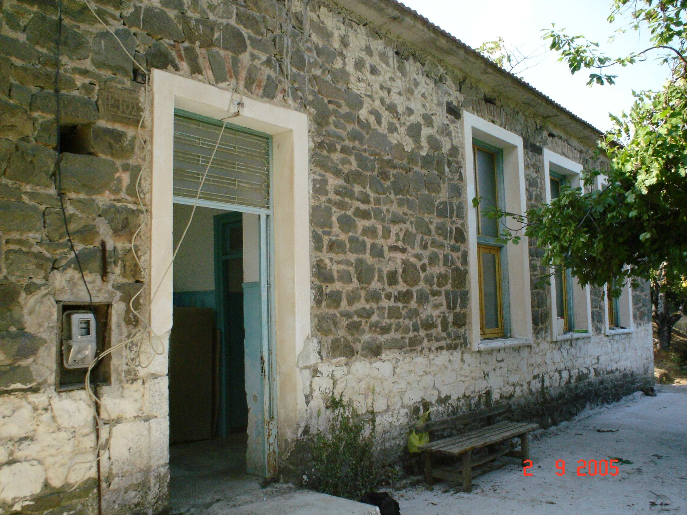 4.16 ΠΙΤΣΙ Πρόκειται επίσης για λιθόκτιστο κτίριο, το οποίο λειτούργησε ως σχολείο του χωριού και πλέον χρησιµοποιείται σαν εκλογικό κέντρο.