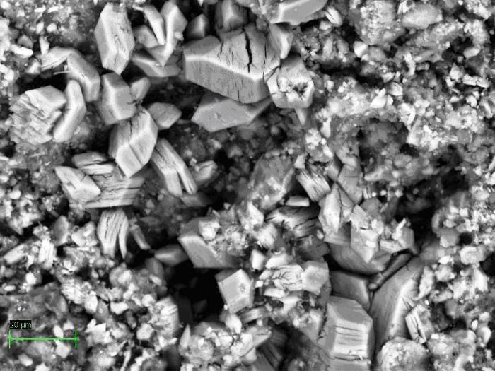 Üle kogu maatriksi on pooriruumis jälgitavad väikesed pulkjad aragoniidikristallid ning suuremad heksagonaalsed bassaniidikristallid, mis on ilmselt evaporiitset päritolu, settinud aurufrondi