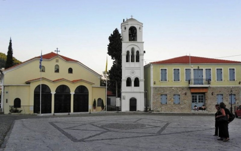 Εικόνα 3: Η πλατεία Μητροπόλεως, τόπος έναρξης της ξενάγησης. 3.3. Χρόνος υλοποίησης Η εκπαιδευτική ξενάγηση διαρκεί περίπου 1,5 ώρα και πραγματοποιείται καθημερινά σε 2 κύκλους. Α κύκλος 9.30 11.