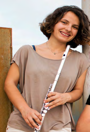 Ξεκίνησε μαθήματα βιολιού στο Κίεβο, στην Ουκρανία, και συνέχισε τις σπουδές της στο Σύγχρονο Ωδείο Αθήνας.