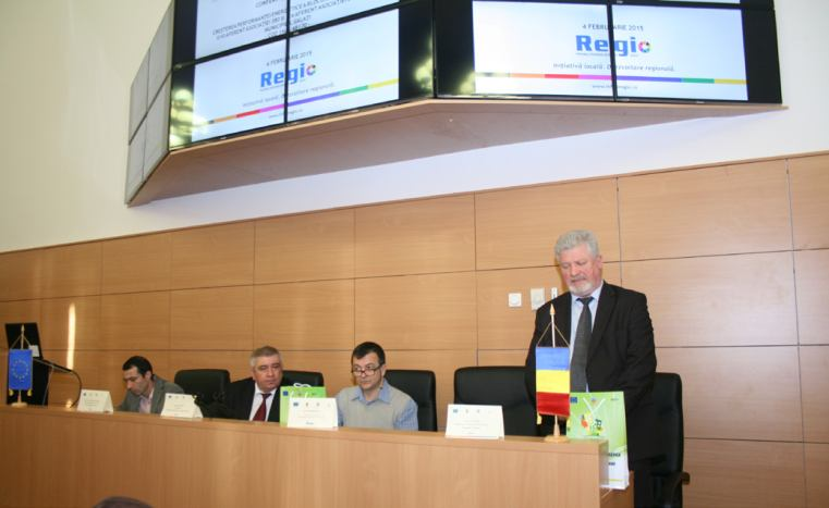Costel Hanță, Διευθυντής του τμήματος Έργων και Διεθνούς χρηματοδότησης, στον δήμο του Γαλάτι, Ρουμανία, παρουσιάζει το. 3.