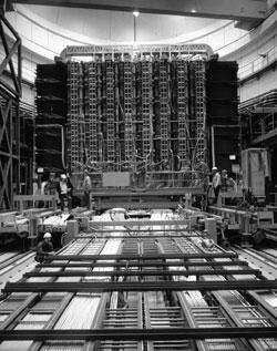 ενϋργειεσ (~700GeV) εύναι ςτο ςωςτό δρόμο UA1 + UA2 (200 ϊτομα να